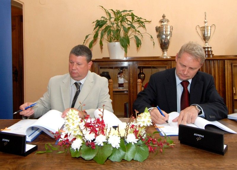 Smlouvu na stavbu nové divadelní budovy dnes (10.5.2012) na radnici s městem podepsala firma Hochtief CZ, která zvítězila ve výběrovém řízení. Divadlo v Jízdecké ulici postaví za cenu 818, 5 milionu korun. Vysoutěžená cena zahrnuje kromě stavby i její vybavení a vybudování podzemního parkoviště.