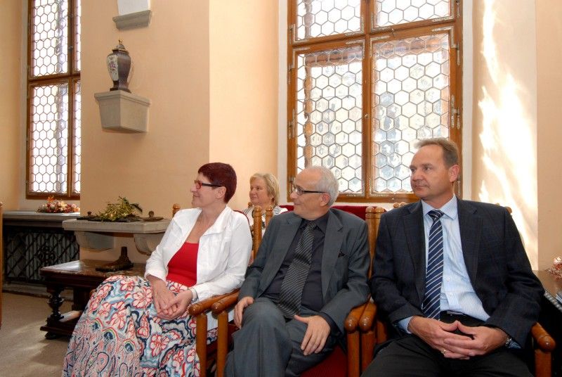 Smlouvu na stavbu nové divadelní budovy dnes (10.5.2012) na radnici s městem podepsala firma Hochtief CZ, která zvítězila ve výběrovém řízení. Divadlo v Jízdecké ulici postaví za cenu 818, 5 milionu korun. Vysoutěžená cena zahrnuje kromě stavby i její vybavení a vybudování podzemního parkoviště.