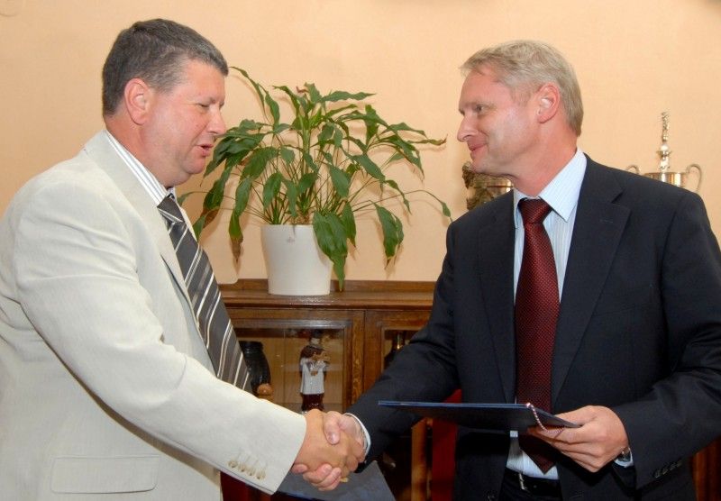 Smlouvu na stavbu nové divadelní budovy dnes (10.5.2012) na radnici s městem podepsala firma Hochtief CZ, která zvítězila ve výběrovém řízení. Divadlo v Jízdecké ulici postaví za cenu 818, 5 milionu korun. Vysoutěžená cena zahrnuje kromě stavby i její vybavení a vybudování podzemního parkoviště.