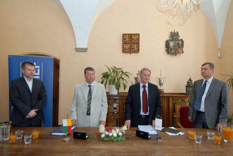 Smlouvu na stavbu nové divadelní budovy dnes (10.5.2012) na radnici s městem podepsala firma Hochtief CZ, která zvítězila ve výběrovém řízení. Divadlo v Jízdecké ulici postaví za cenu 818, 5 milionu korun. Vysoutěžená cena zahrnuje kromě stavby i její vybavení a vybudování podzemního parkoviště.