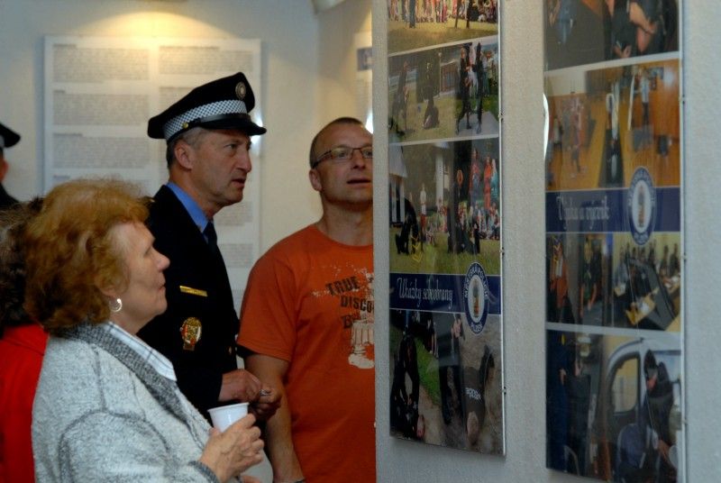 Výstava, která nejenže ve zkratce mapuje historii bezpečnostních složek města až do 19. století, ale především představuje současnou Městskou polici Plzeň, je ode dneška (14.5.2012) k vidění v mázhauzu plzeňské radnice. Připomíná 20 let její existence a zájemcům prezentuje širokou škálu činnosti městských strážníků, jejich uniformy, vybavení i všední a nevšední příběhy z místa činu. Většina expozice je tvořena fotografiemi, zachycuje strážníky v akci. Zajímavé historické srovnání nabízí dvojice trestních zákoníků, jeden z roku 1911 a druhý z roku 2011, či pár služebních průkazů, ten z roku 1938 a jeho současné provedení.