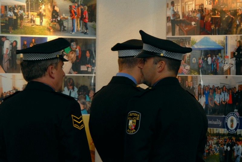 Výstava, která nejenže ve zkratce mapuje historii bezpečnostních složek města až do 19. století, ale především představuje současnou Městskou polici Plzeň, je ode dneška (14.5.2012) k vidění v mázhauzu plzeňské radnice. Připomíná 20 let její existence a zájemcům prezentuje širokou škálu činnosti městských strážníků, jejich uniformy, vybavení i všední a nevšední příběhy z místa činu. Většina expozice je tvořena fotografiemi, zachycuje strážníky v akci. Zajímavé historické srovnání nabízí dvojice trestních zákoníků, jeden z roku 1911 a druhý z roku 2011, či pár služebních průkazů, ten z roku 1938 a jeho současné provedení.