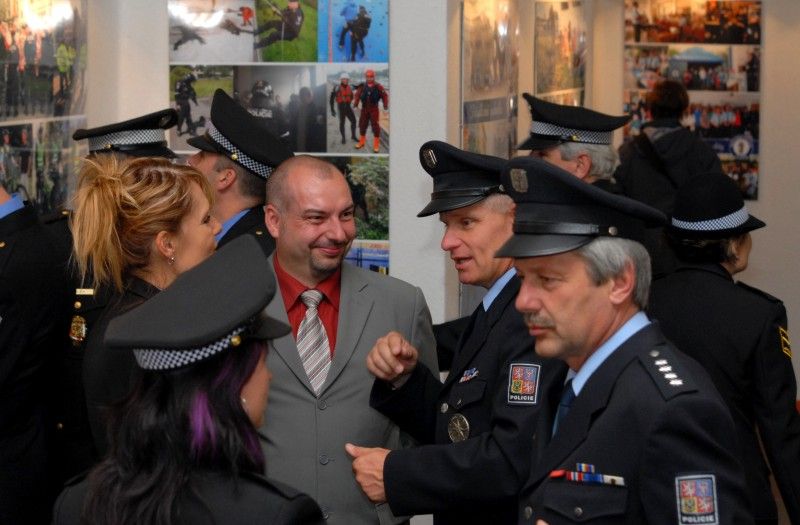 Výstava, která nejenže ve zkratce mapuje historii bezpečnostních složek města až do 19. století, ale především představuje současnou Městskou polici Plzeň, je ode dneška (14.5.2012) k vidění v mázhauzu plzeňské radnice. Připomíná 20 let její existence a zájemcům prezentuje širokou škálu činnosti městských strážníků, jejich uniformy, vybavení i všední a nevšední příběhy z místa činu. Většina expozice je tvořena fotografiemi, zachycuje strážníky v akci. Zajímavé historické srovnání nabízí dvojice trestních zákoníků, jeden z roku 1911 a druhý z roku 2011, či pár služebních průkazů, ten z roku 1938 a jeho současné provedení.