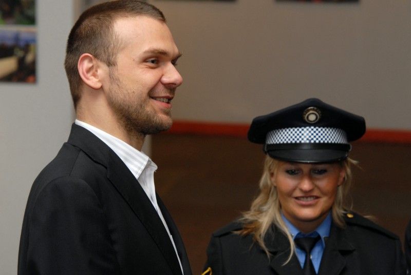 Výstava, která nejenže ve zkratce mapuje historii bezpečnostních složek města až do 19. století, ale především představuje současnou Městskou polici Plzeň, je ode dneška (14.5.2012) k vidění v mázhauzu plzeňské radnice. Připomíná 20 let její existence a zájemcům prezentuje širokou škálu činnosti městských strážníků, jejich uniformy, vybavení i všední a nevšední příběhy z místa činu. Většina expozice je tvořena fotografiemi, zachycuje strážníky v akci. Zajímavé historické srovnání nabízí dvojice trestních zákoníků, jeden z roku 1911 a druhý z roku 2011, či pár služebních průkazů, ten z roku 1938 a jeho současné provedení.