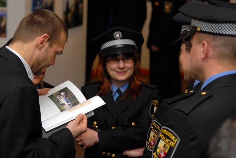 Výstava, která nejenže ve zkratce mapuje historii bezpečnostních složek města až do 19. století, ale především představuje současnou Městskou polici Plzeň, je ode dneška (14.5.2012) k vidění v mázhauzu plzeňské radnice. Připomíná 20 let její existence a zájemcům prezentuje širokou škálu činnosti městských strážníků, jejich uniformy, vybavení i všední a nevšední příběhy z místa činu. Většina expozice je tvořena fotografiemi, zachycuje strážníky v akci. Zajímavé historické srovnání nabízí dvojice trestních zákoníků, jeden z roku 1911 a druhý z roku 2011, či pár služebních průkazů, ten z roku 1938 a jeho současné provedení.