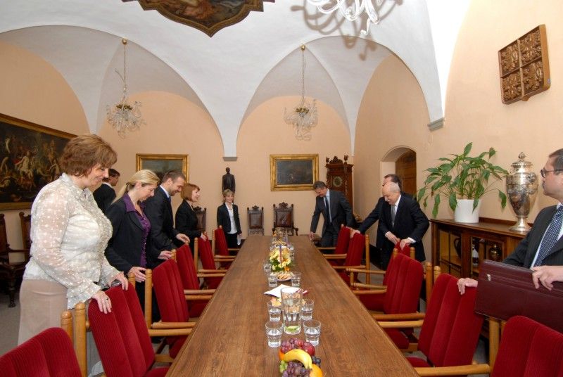 Během dvoudenní návštěvy plzeňského regionu zavítal (15.5.2012) velvyslanec Ruské federace J. E. Sergej Borisovič Kiselev v doprovodu dalších diplomatů také na plzeňskou radnici, kde ho přijali primátor Martin Baxa, náměstkyně Eva Herinková a radní Jiří Kuthan.   Ústředním tématem krátké návštěvy byly především ekonomické vazby mezi oběma zeměmi s důrazem na rozvoj spolupráce v oblasti jaderné energetiky a jaderného strojírenství. Část diskuze byla věnována i připravovanému projektu Plzeň – Evropské hlavní město kultury a perspektivám dalšího ekonomického rozvoje města, který přináší vznik technologických center při Západočeské univerzitě.