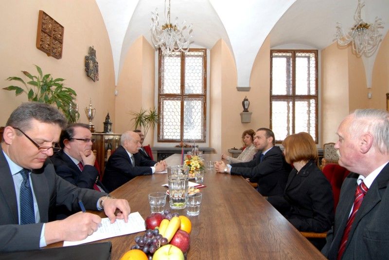 Během dvoudenní návštěvy plzeňského regionu zavítal (15.5.2012) velvyslanec Ruské federace J. E. Sergej Borisovič Kiselev v doprovodu dalších diplomatů také na plzeňskou radnici, kde ho přijali primátor Martin Baxa, náměstkyně Eva Herinková a radní Jiří Kuthan.   Ústředním tématem krátké návštěvy byly především ekonomické vazby mezi oběma zeměmi s důrazem na rozvoj spolupráce v oblasti jaderné energetiky a jaderného strojírenství. Část diskuze byla věnována i připravovanému projektu Plzeň – Evropské hlavní město kultury a perspektivám dalšího ekonomického rozvoje města, který přináší vznik technologických center při Západočeské univerzitě.
