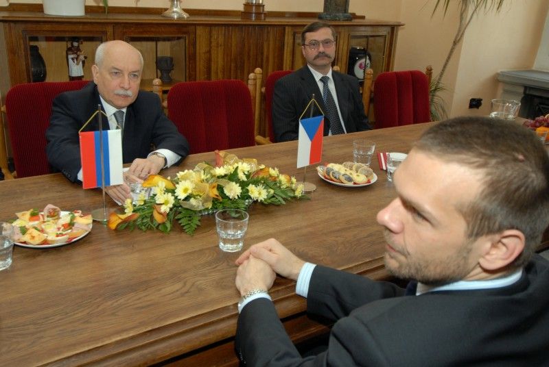 Během dvoudenní návštěvy plzeňského regionu zavítal (15.5.2012) velvyslanec Ruské federace J. E. Sergej Borisovič Kiselev v doprovodu dalších diplomatů také na plzeňskou radnici, kde ho přijali primátor Martin Baxa, náměstkyně Eva Herinková a radní Jiří Kuthan.   Ústředním tématem krátké návštěvy byly především ekonomické vazby mezi oběma zeměmi s důrazem na rozvoj spolupráce v oblasti jaderné energetiky a jaderného strojírenství. Část diskuze byla věnována i připravovanému projektu Plzeň – Evropské hlavní město kultury a perspektivám dalšího ekonomického rozvoje města, který přináší vznik technologických center při Západočeské univerzitě.