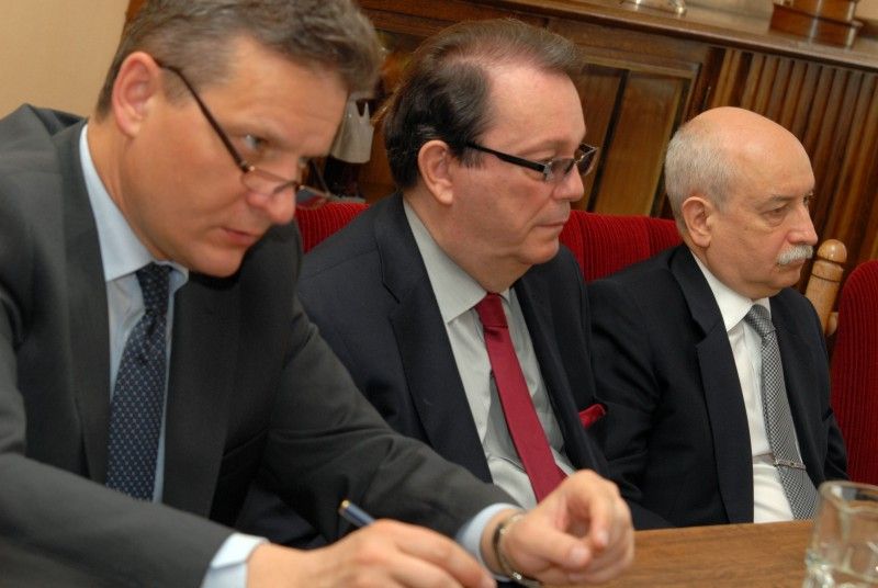 Během dvoudenní návštěvy plzeňského regionu zavítal (15.5.2012) velvyslanec Ruské federace J. E. Sergej Borisovič Kiselev v doprovodu dalších diplomatů také na plzeňskou radnici, kde ho přijali primátor Martin Baxa, náměstkyně Eva Herinková a radní Jiří Kuthan.   Ústředním tématem krátké návštěvy byly především ekonomické vazby mezi oběma zeměmi s důrazem na rozvoj spolupráce v oblasti jaderné energetiky a jaderného strojírenství. Část diskuze byla věnována i připravovanému projektu Plzeň – Evropské hlavní město kultury a perspektivám dalšího ekonomického rozvoje města, který přináší vznik technologických center při Západočeské univerzitě.