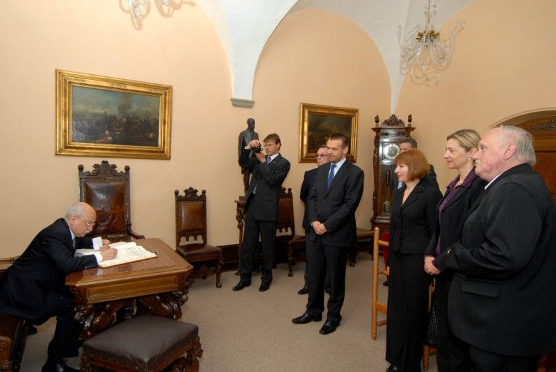 Během dvoudenní návštěvy plzeňského regionu zavítal (15.5.2012) velvyslanec Ruské federace J. E. Sergej Borisovič Kiselev v doprovodu dalších diplomatů také na plzeňskou radnici, kde ho přijali primátor Martin Baxa, náměstkyně Eva Herinková a radní Jiří Kuthan.   Ústředním tématem krátké návštěvy byly především ekonomické vazby mezi oběma zeměmi s důrazem na rozvoj spolupráce v oblasti jaderné energetiky a jaderného strojírenství. Část diskuze byla věnována i připravovanému projektu Plzeň – Evropské hlavní město kultury a perspektivám dalšího ekonomického rozvoje města, který přináší vznik technologických center při Západočeské univerzitě.