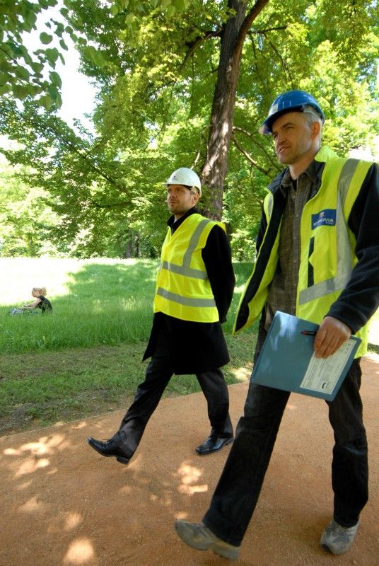 Okolí fotbalového stadionu ve Štruncových sadech se v těchto dnech (15.5.2012) razantně proměňuje. Sdružení dvou stavebních firem zde do září vybuduje relaxační zónu, která má rozšířit nabídku sportovně rekreačního využití v Plzni. Vznikají tady nové pískové cesty pro pěší, fit stezky, ale také osmnáct metrů vysoká lezecká a boulderingová stěna, skateboardové centrum, víceúčelové či dětské hřiště. Na své si přijdou cyklisté a inline bruslaři. Projekt počítá s venkovní galerií na soutoku pro umístění uměleckých artefaktů nebo plochy pro graffiti.