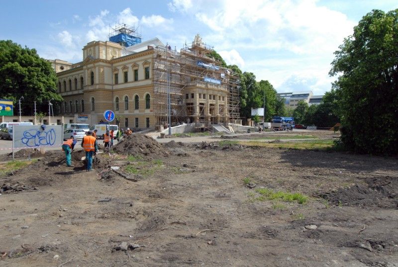 Okolí fotbalového stadionu ve Štruncových sadech se v těchto dnech (15.5.2012) razantně proměňuje. Sdružení dvou stavebních firem zde do září vybuduje relaxační zónu, která má rozšířit nabídku sportovně rekreačního využití v Plzni. Vznikají tady nové pískové cesty pro pěší, fit stezky, ale také osmnáct metrů vysoká lezecká a boulderingová stěna, skateboardové centrum, víceúčelové či dětské hřiště. Na své si přijdou cyklisté a inline bruslaři. Projekt počítá s venkovní galerií na soutoku pro umístění uměleckých artefaktů nebo plochy pro graffiti.