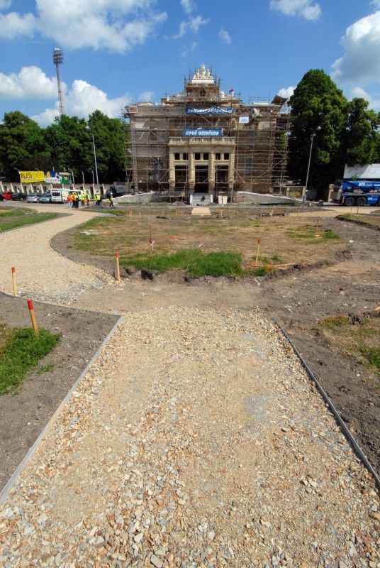 Okolí fotbalového stadionu ve Štruncových sadech se v těchto dnech (15.5.2012) razantně proměňuje. Sdružení dvou stavebních firem zde do září vybuduje relaxační zónu, která má rozšířit nabídku sportovně rekreačního využití v Plzni. Vznikají tady nové pískové cesty pro pěší, fit stezky, ale také osmnáct metrů vysoká lezecká a boulderingová stěna, skateboardové centrum, víceúčelové či dětské hřiště. Na své si přijdou cyklisté a inline bruslaři. Projekt počítá s venkovní galerií na soutoku pro umístění uměleckých artefaktů nebo plochy pro graffiti.