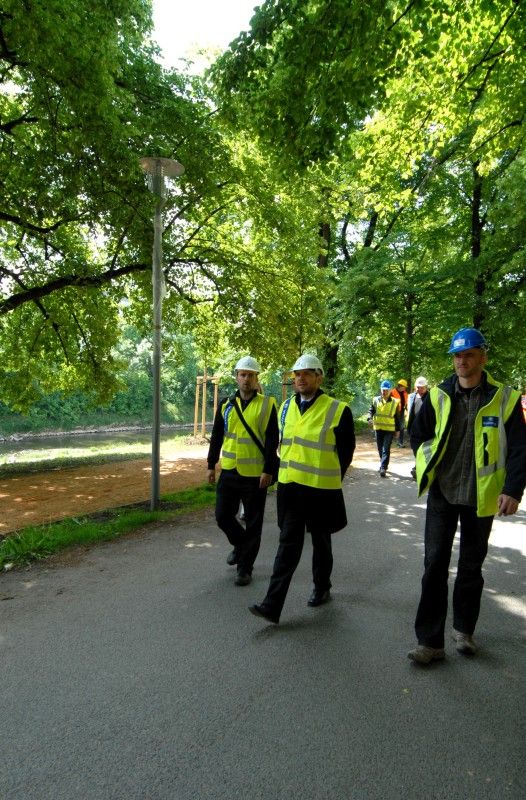 Okolí fotbalového stadionu ve Štruncových sadech se v těchto dnech (15.5.2012) razantně proměňuje. Sdružení dvou stavebních firem zde do září vybuduje relaxační zónu, která má rozšířit nabídku sportovně rekreačního využití v Plzni. Vznikají tady nové pískové cesty pro pěší, fit stezky, ale také osmnáct metrů vysoká lezecká a boulderingová stěna, skateboardové centrum, víceúčelové či dětské hřiště. Na své si přijdou cyklisté a inline bruslaři. Projekt počítá s venkovní galerií na soutoku pro umístění uměleckých artefaktů nebo plochy pro graffiti.