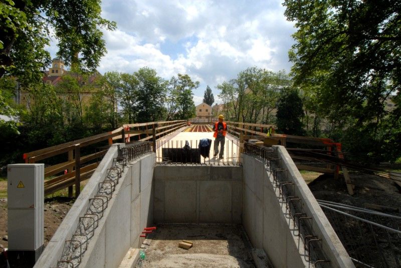 Okolí fotbalového stadionu ve Štruncových sadech se v těchto dnech (15.5.2012) razantně proměňuje. Sdružení dvou stavebních firem zde do září vybuduje relaxační zónu, která má rozšířit nabídku sportovně rekreačního využití v Plzni. Vznikají tady nové pískové cesty pro pěší, fit stezky, ale také osmnáct metrů vysoká lezecká a boulderingová stěna, skateboardové centrum, víceúčelové či dětské hřiště. Na své si přijdou cyklisté a inline bruslaři. Projekt počítá s venkovní galerií na soutoku pro umístění uměleckých artefaktů nebo plochy pro graffiti.