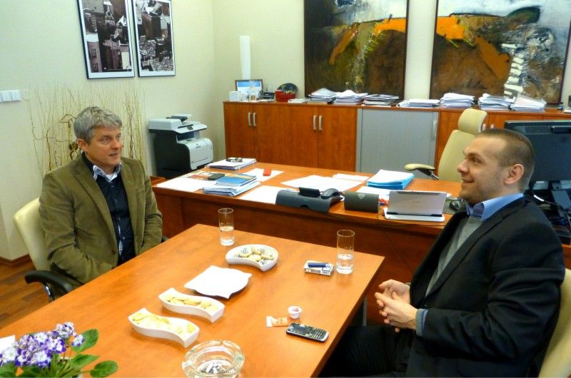 Další z plánovaných cest primátora Martina Baxy po městských obvodech patřila v úterý 26. února 2013 rozlohou tomu největšímu – centrálnímu. První část primátor věnoval debatě se starostou Jiřím Strobachem a tématům, jako je zklidnění centra, trhy na náměstí, fungování takzvaného předsunutého úřadu a dobrovolní hasiči. Po prohlídce v nedávné době zrekonstruovaných částí městského úřadu se primátor vydal na návštěvu 49. mateřské školy v nedaleké Puškinově ulici, kde v minulém roce obvod nechal opravit sociální zařízení. V současné době se mateřská škola připravuje na zápis dětí pro další školní rok. I proto se diskuse s ředitelkou školy Helenou Kaprasovou dotkla systému umisťování dětí a nedostatečné kapacity předškolních zařízení. (foto: 26.2.2013, Z. Kubalová)