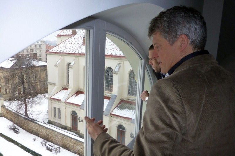 Další z plánovaných cest primátora Martina Baxy po městských obvodech patřila v úterý 26. února 2013 rozlohou tomu největšímu – centrálnímu. První část primátor věnoval debatě se starostou Jiřím Strobachem a tématům, jako je zklidnění centra, trhy na náměstí, fungování takzvaného předsunutého úřadu a dobrovolní hasiči. Po prohlídce v nedávné době zrekonstruovaných částí městského úřadu se primátor vydal na návštěvu 49. mateřské školy v nedaleké Puškinově ulici, kde v minulém roce obvod nechal opravit sociální zařízení. V současné době se mateřská škola připravuje na zápis dětí pro další školní rok. I proto se diskuse s ředitelkou školy Helenou Kaprasovou dotkla systému umisťování dětí a nedostatečné kapacity předškolních zařízení. (foto: 26.2.2013, Z. Kubalová)