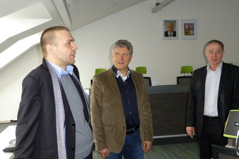 Další z plánovaných cest primátora Martina Baxy po městských obvodech patřila v úterý 26. února 2013 rozlohou tomu největšímu – centrálnímu. První část primátor věnoval debatě se starostou Jiřím Strobachem a tématům, jako je zklidnění centra, trhy na náměstí, fungování takzvaného předsunutého úřadu a dobrovolní hasiči. Po prohlídce v nedávné době zrekonstruovaných částí městského úřadu se primátor vydal na návštěvu 49. mateřské školy v nedaleké Puškinově ulici, kde v minulém roce obvod nechal opravit sociální zařízení. V současné době se mateřská škola připravuje na zápis dětí pro další školní rok. I proto se diskuse s ředitelkou školy Helenou Kaprasovou dotkla systému umisťování dětí a nedostatečné kapacity předškolních zařízení. (foto: 26.2.2013, Z. Kubalová)