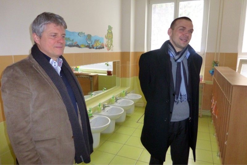 Další z plánovaných cest primátora Martina Baxy po městských obvodech patřila v úterý 26. února 2013 rozlohou tomu největšímu – centrálnímu. První část primátor věnoval debatě se starostou Jiřím Strobachem a tématům, jako je zklidnění centra, trhy na náměstí, fungování takzvaného předsunutého úřadu a dobrovolní hasiči. Po prohlídce v nedávné době zrekonstruovaných částí městského úřadu se primátor vydal na návštěvu 49. mateřské školy v nedaleké Puškinově ulici, kde v minulém roce obvod nechal opravit sociální zařízení. V současné době se mateřská škola připravuje na zápis dětí pro další školní rok. I proto se diskuse s ředitelkou školy Helenou Kaprasovou dotkla systému umisťování dětí a nedostatečné kapacity předškolních zařízení. (foto: 26.2.2013, Z. Kubalová)