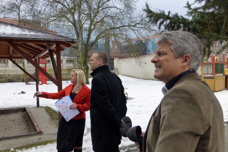 Další z plánovaných cest primátora Martina Baxy po městských obvodech patřila v úterý 26. února 2013 rozlohou tomu největšímu – centrálnímu. První část primátor věnoval debatě se starostou Jiřím Strobachem a tématům, jako je zklidnění centra, trhy na náměstí, fungování takzvaného předsunutého úřadu a dobrovolní hasiči. Po prohlídce v nedávné době zrekonstruovaných částí městského úřadu se primátor vydal na návštěvu 49. mateřské školy v nedaleké Puškinově ulici, kde v minulém roce obvod nechal opravit sociální zařízení. V současné době se mateřská škola připravuje na zápis dětí pro další školní rok. I proto se diskuse s ředitelkou školy Helenou Kaprasovou dotkla systému umisťování dětí a nedostatečné kapacity předškolních zařízení. (foto: 26.2.2013, Z. Kubalová)