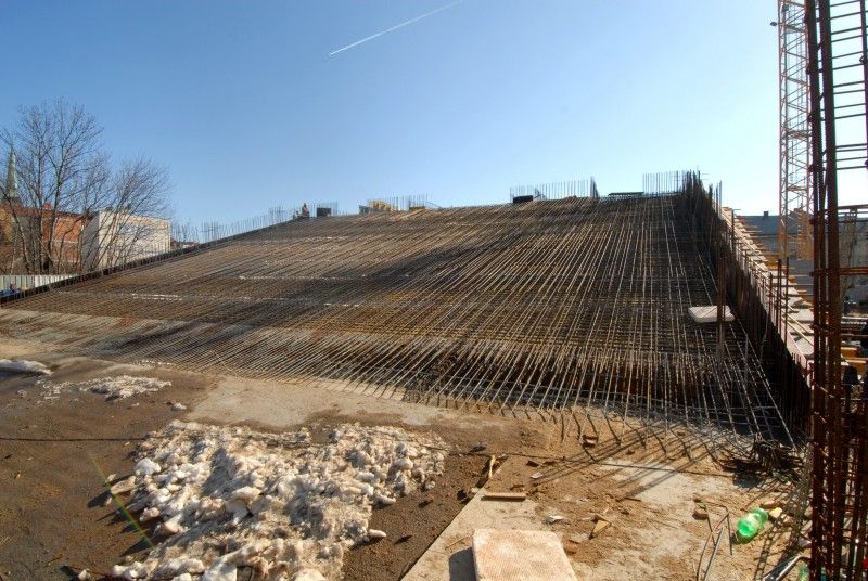 Fotografie pořízené v pondělí 4. března 2013 ukazují, jak postupují práce na stavbě nové budovy divadla.