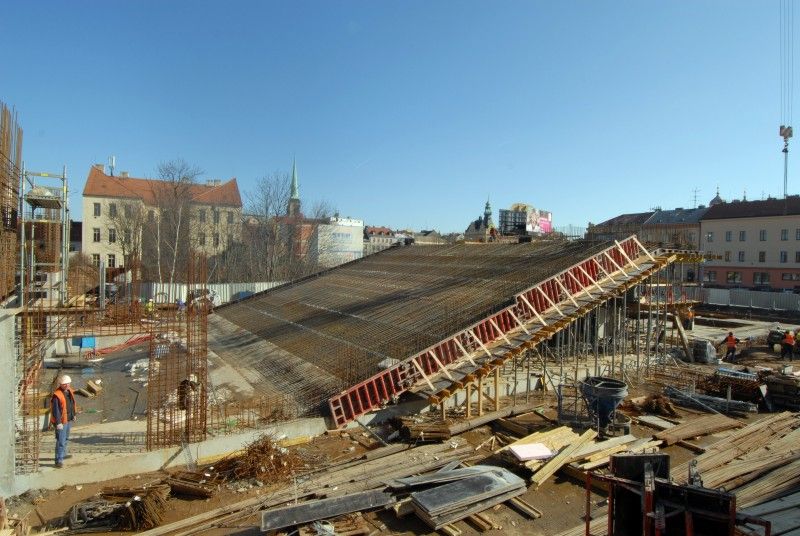 Fotografie pořízené v pondělí 4. března 2013 ukazují, jak postupují práce na stavbě nové budovy divadla.