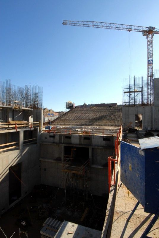 Fotografie pořízené v pondělí 4. března 2013 ukazují, jak postupují práce na stavbě nové budovy divadla.