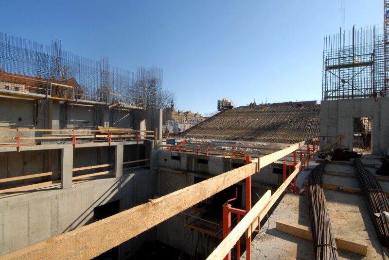 Fotografie pořízené v pondělí 4. března 2013 ukazují, jak postupují práce na stavbě nové budovy divadla.