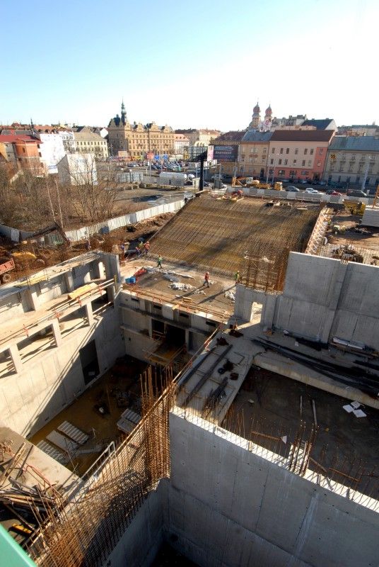 Fotografie pořízené v pondělí 4. března 2013 ukazují, jak postupují práce na stavbě nové budovy divadla.