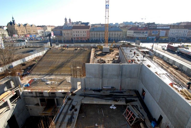 Fotografie pořízené v pondělí 4. března 2013 ukazují, jak postupují práce na stavbě nové budovy divadla.