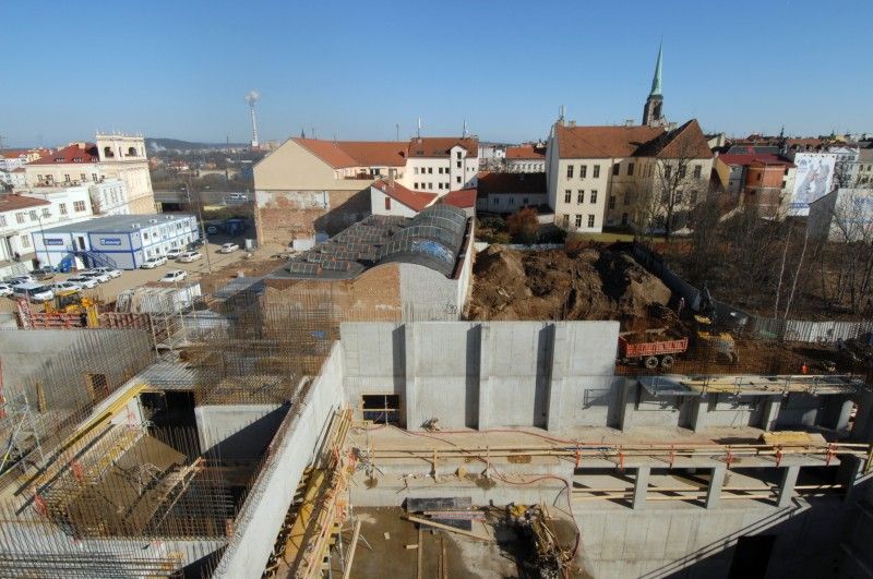 Fotografie pořízené v pondělí 4. března 2013 ukazují, jak postupují práce na stavbě nové budovy divadla.