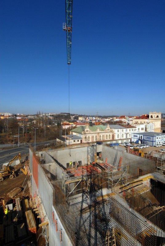 Fotografie pořízené v pondělí 4. března 2013 ukazují, jak postupují práce na stavbě nové budovy divadla.