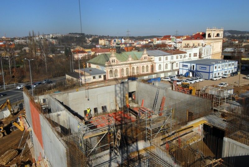 Fotografie pořízené v pondělí 4. března 2013 ukazují, jak postupují práce na stavbě nové budovy divadla.