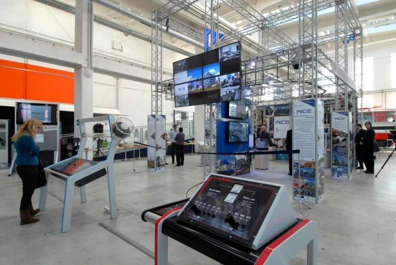 Magnetickou kapalinu, která dokáže téct do kopce, nebo hudební nástroj, na nějž lze hrát bez doteku, a mnoho dalších zajímavých exponátů představuje nová expozice v Techmania Science Center. Hravým způsobem přibližuje práci a vědecké výsledky odborníků ze Západočeské univerzity v Plzni. Připravilo ji Regionální informační centrum elektrotechniky (RICE). Návštěvníkům umožní seznámit se zejména s originálními magnetickými jevy či atraktivními přístroji. Slavnostního otevření expozice, které se uskutečnilo v úterý (5.3.2013) dopoledne, se za město zúčastnil náměstek primátora Martin Zrzavecký.