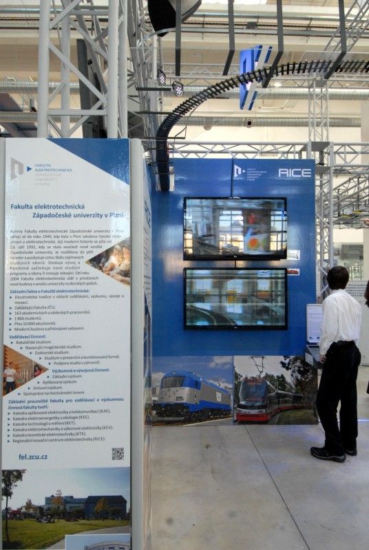 Magnetickou kapalinu, která dokáže téct do kopce, nebo hudební nástroj, na nějž lze hrát bez doteku, a mnoho dalších zajímavých exponátů představuje nová expozice v Techmania Science Center. Hravým způsobem přibližuje práci a vědecké výsledky odborníků ze Západočeské univerzity v Plzni. Připravilo ji Regionální informační centrum elektrotechniky (RICE). Návštěvníkům umožní seznámit se zejména s originálními magnetickými jevy či atraktivními přístroji. Slavnostního otevření expozice, které se uskutečnilo v úterý (5.3.2013) dopoledne, se za město zúčastnil náměstek primátora Martin Zrzavecký.