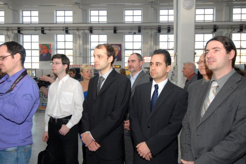 Magnetickou kapalinu, která dokáže téct do kopce, nebo hudební nástroj, na nějž lze hrát bez doteku, a mnoho dalších zajímavých exponátů představuje nová expozice v Techmania Science Center. Hravým způsobem přibližuje práci a vědecké výsledky odborníků ze Západočeské univerzity v Plzni. Připravilo ji Regionální informační centrum elektrotechniky (RICE). Návštěvníkům umožní seznámit se zejména s originálními magnetickými jevy či atraktivními přístroji. Slavnostního otevření expozice, které se uskutečnilo v úterý (5.3.2013) dopoledne, se za město zúčastnil náměstek primátora Martin Zrzavecký.