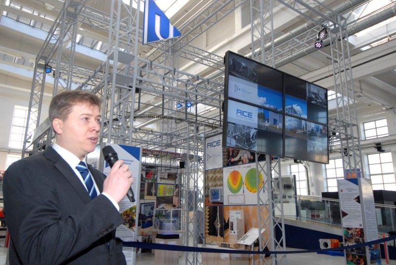 Magnetickou kapalinu, která dokáže téct do kopce, nebo hudební nástroj, na nějž lze hrát bez doteku, a mnoho dalších zajímavých exponátů představuje nová expozice v Techmania Science Center. Hravým způsobem přibližuje práci a vědecké výsledky odborníků ze Západočeské univerzity v Plzni. Připravilo ji Regionální informační centrum elektrotechniky (RICE). Návštěvníkům umožní seznámit se zejména s originálními magnetickými jevy či atraktivními přístroji. Slavnostního otevření expozice, které se uskutečnilo v úterý (5.3.2013) dopoledne, se za město zúčastnil náměstek primátora Martin Zrzavecký.