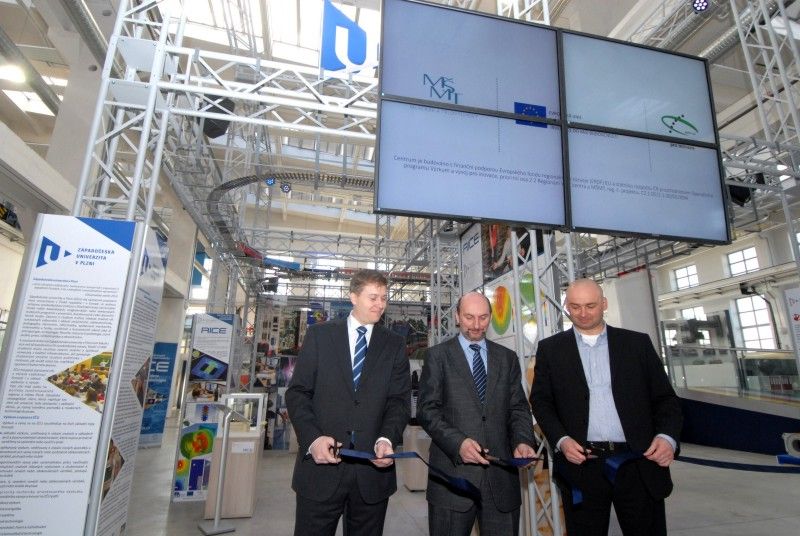 Magnetickou kapalinu, která dokáže téct do kopce, nebo hudební nástroj, na nějž lze hrát bez doteku, a mnoho dalších zajímavých exponátů představuje nová expozice v Techmania Science Center. Hravým způsobem přibližuje práci a vědecké výsledky odborníků ze Západočeské univerzity v Plzni. Připravilo ji Regionální informační centrum elektrotechniky (RICE). Návštěvníkům umožní seznámit se zejména s originálními magnetickými jevy či atraktivními přístroji. Slavnostního otevření expozice, které se uskutečnilo v úterý (5.3.2013) dopoledne, se za město zúčastnil náměstek primátora Martin Zrzavecký.