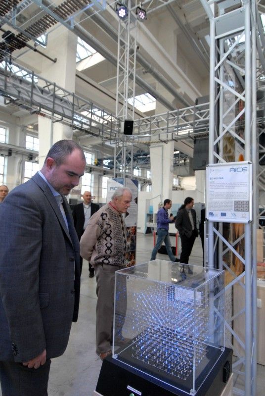 Magnetickou kapalinu, která dokáže téct do kopce, nebo hudební nástroj, na nějž lze hrát bez doteku, a mnoho dalších zajímavých exponátů představuje nová expozice v Techmania Science Center. Hravým způsobem přibližuje práci a vědecké výsledky odborníků ze Západočeské univerzity v Plzni. Připravilo ji Regionální informační centrum elektrotechniky (RICE). Návštěvníkům umožní seznámit se zejména s originálními magnetickými jevy či atraktivními přístroji. Slavnostního otevření expozice, které se uskutečnilo v úterý (5.3.2013) dopoledne, se za město zúčastnil náměstek primátora Martin Zrzavecký.