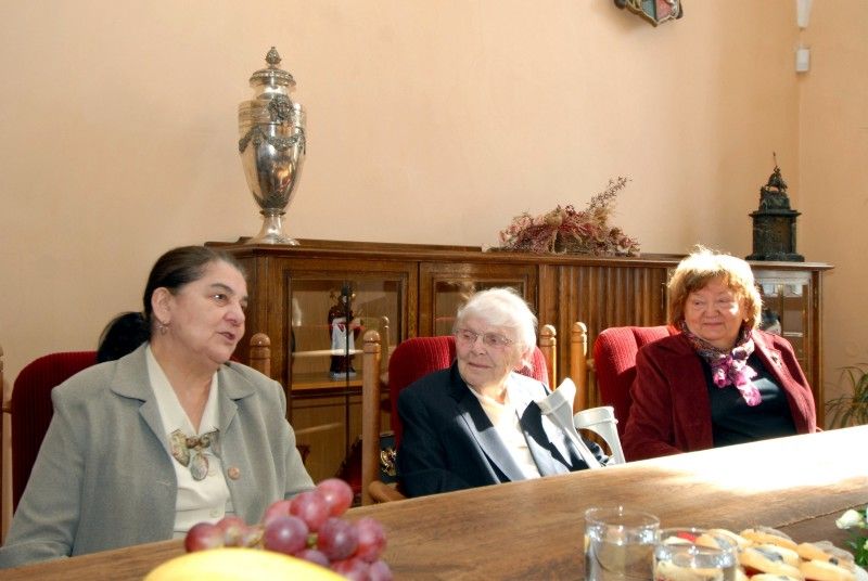 Obrazová výzdoba salonku primátora, činnost Unie výtvarných umělců plzeňské oblasti i skladba Artotéky města Plzně patřily mezi ústřední témata setkání primátora Martina Baxy a náměstkyně Evy Herinkové s výtvarnicí Marií Lacigovou (6.3.2013), které se u příležitosti jejího životního jubilea konalo ve středu odpoledne na radnici. Vzpomínalo se na její výtvarnické začátky, zaměstnání v oddělení propagace plzeňské Škodovky a anatomickém ústavu lékařské fakulty i na to, jak se jí splnil umělecký sen připravit ilustrace k pohádkám Boženy Němcové.