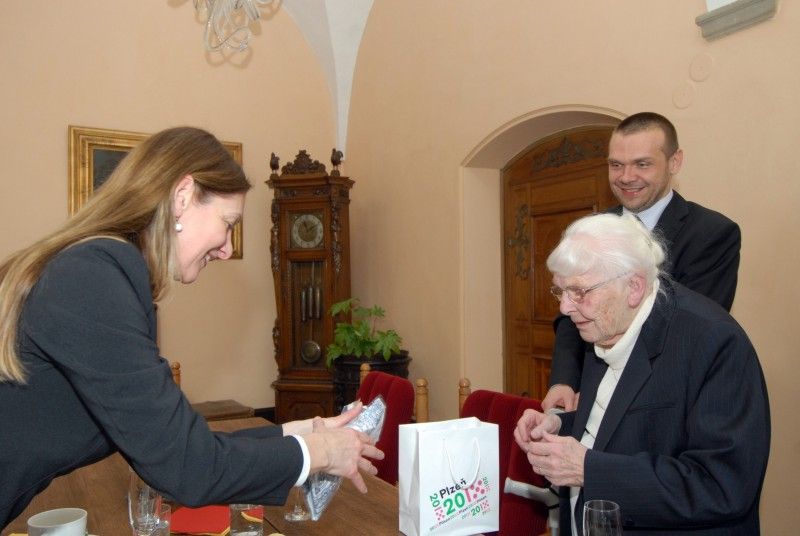 Obrazová výzdoba salonku primátora, činnost Unie výtvarných umělců plzeňské oblasti i skladba Artotéky města Plzně patřily mezi ústřední témata setkání primátora Martina Baxy a náměstkyně Evy Herinkové s výtvarnicí Marií Lacigovou (6.3.2013), které se u příležitosti jejího životního jubilea konalo ve středu odpoledne na radnici. Vzpomínalo se na její výtvarnické začátky, zaměstnání v oddělení propagace plzeňské Škodovky a anatomickém ústavu lékařské fakulty i na to, jak se jí splnil umělecký sen připravit ilustrace k pohádkám Boženy Němcové.