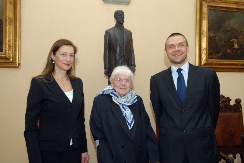 Obrazová výzdoba salonku primátora, činnost Unie výtvarných umělců plzeňské oblasti i skladba Artotéky města Plzně patřily mezi ústřední témata setkání primátora Martina Baxy a náměstkyně Evy Herinkové s výtvarnicí Marií Lacigovou (6.3.2013), které se u příležitosti jejího životního jubilea konalo ve středu odpoledne na radnici. Vzpomínalo se na její výtvarnické začátky, zaměstnání v oddělení propagace plzeňské Škodovky a anatomickém ústavu lékařské fakulty i na to, jak se jí splnil umělecký sen připravit ilustrace k pohádkám Boženy Němcové.