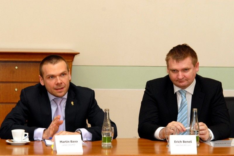 Devět zásadních opatření musí podle autorů hodnotící zprávy provést společnost Plzeň 2015, aby projekt Plzeň – Evropské hlavní město kultury 2015, který má tato společnost pro město zajišťovat a naplňovat, dovedla do zdárného konce. Je mezi nimi například nutnost přehodnotit pozice vrcholového a středního managementu, vypracování podrobného přehledu programu, provedení finančního auditu nebo příprava strategického obchodního plánu včetně strategie pro využívání evropských fondů. Autory evaluační zprávy jsou dva evropští experti, Oliver Scheytt a Mattijs Maussen. Zprávu odevzdali městu 15. února. (foto: 12.3.2013)