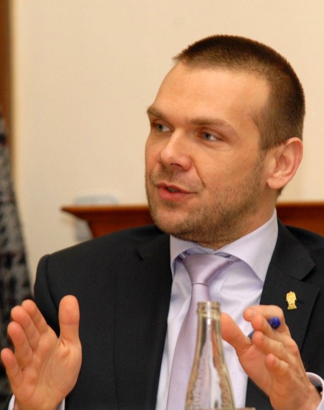 Devět zásadních opatření musí podle autorů hodnotící zprávy provést společnost Plzeň 2015, aby projekt Plzeň – Evropské hlavní město kultury 2015, který má tato společnost pro město zajišťovat a naplňovat, dovedla do zdárného konce. Je mezi nimi například nutnost přehodnotit pozice vrcholového a středního managementu, vypracování podrobného přehledu programu, provedení finančního auditu nebo příprava strategického obchodního plánu včetně strategie pro využívání evropských fondů. Autory evaluační zprávy jsou dva evropští experti, Oliver Scheytt a Mattijs Maussen. Zprávu odevzdali městu 15. února. (foto: 12.3.2013)