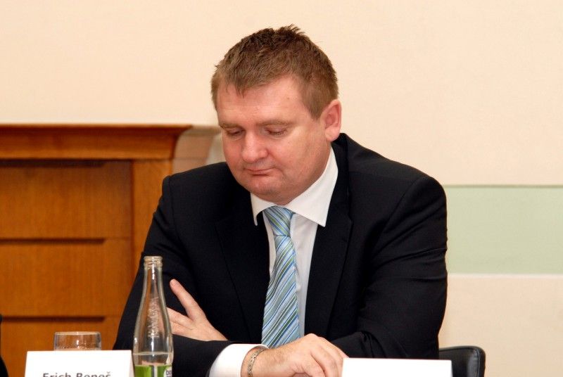 Devět zásadních opatření musí podle autorů hodnotící zprávy provést společnost Plzeň 2015, aby projekt Plzeň – Evropské hlavní město kultury 2015, který má tato společnost pro město zajišťovat a naplňovat, dovedla do zdárného konce. Je mezi nimi například nutnost přehodnotit pozice vrcholového a středního managementu, vypracování podrobného přehledu programu, provedení finančního auditu nebo příprava strategického obchodního plánu včetně strategie pro využívání evropských fondů. Autory evaluační zprávy jsou dva evropští experti, Oliver Scheytt a Mattijs Maussen. Zprávu odevzdali městu 15. února. (foto: 12.3.2013)