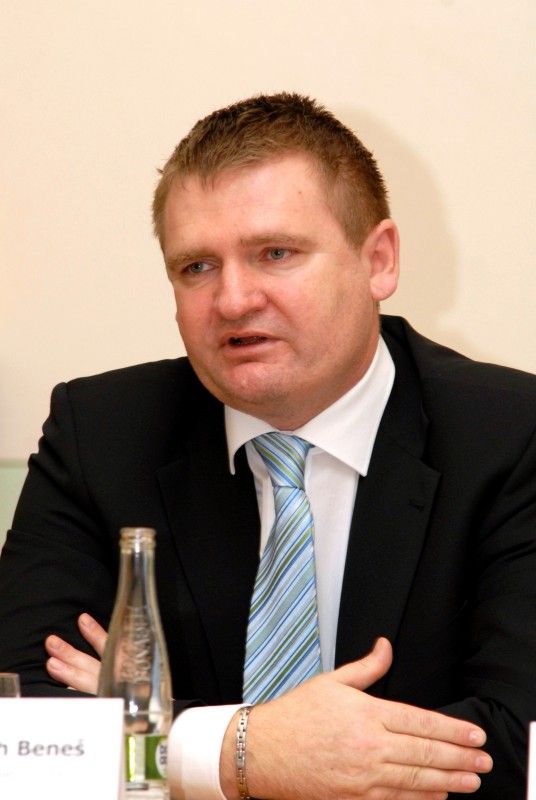 Devět zásadních opatření musí podle autorů hodnotící zprávy provést společnost Plzeň 2015, aby projekt Plzeň – Evropské hlavní město kultury 2015, který má tato společnost pro město zajišťovat a naplňovat, dovedla do zdárného konce. Je mezi nimi například nutnost přehodnotit pozice vrcholového a středního managementu, vypracování podrobného přehledu programu, provedení finančního auditu nebo příprava strategického obchodního plánu včetně strategie pro využívání evropských fondů. Autory evaluační zprávy jsou dva evropští experti, Oliver Scheytt a Mattijs Maussen. Zprávu odevzdali městu 15. února. (foto: 12.3.2013)