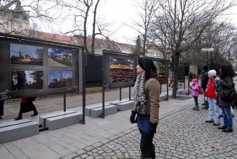 Výstava nejlepších a nejzajímavějších fotografií soutěže Plzeň říká: „Sýýýr“, kterou město vyhlásilo v minulém roce, zahájila sérii letošních venkovních expozic ve Smetanových sadech. Na jednadvaceti panelech jsou zveřejněny snímky, které zájemce zavedou k historickým památkám, ale i k romantickým zákoutím. Plzeň se na fotografiích představí také jako plnobarevná, náladová, noční, na jaře nebo na podzim. (foto: 12.3.2013)
