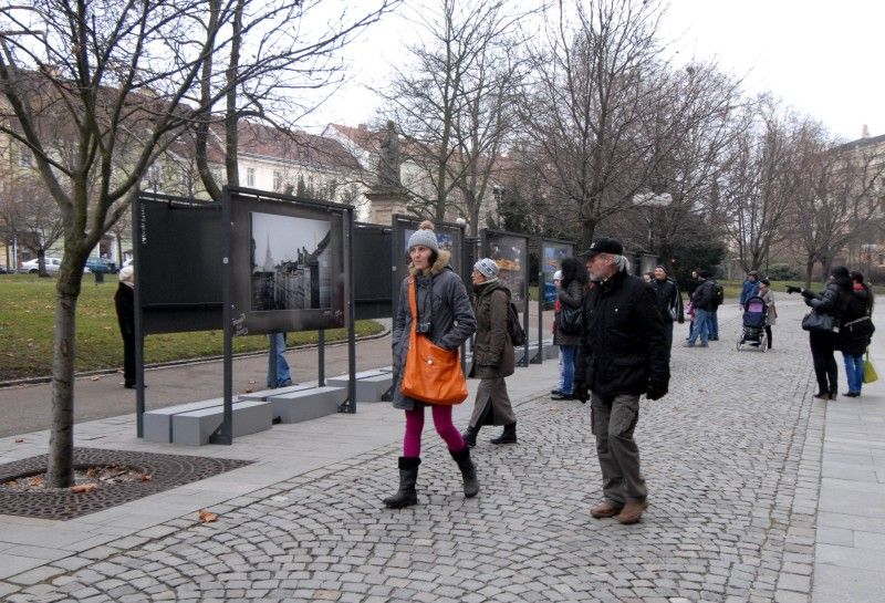 Výstava nejlepších a nejzajímavějších fotografií soutěže Plzeň říká: „Sýýýr“, kterou město vyhlásilo v minulém roce, zahájila sérii letošních venkovních expozic ve Smetanových sadech. Na jednadvaceti panelech jsou zveřejněny snímky, které zájemce zavedou k historickým památkám, ale i k romantickým zákoutím. Plzeň se na fotografiích představí také jako plnobarevná, náladová, noční, na jaře nebo na podzim. (foto: 12.3.2013)