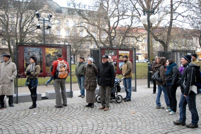 Výstava nejlepších a nejzajímavějších fotografií soutěže Plzeň říká: „Sýýýr“, kterou město vyhlásilo v minulém roce, zahájila sérii letošních venkovních expozic ve Smetanových sadech. Na jednadvaceti panelech jsou zveřejněny snímky, které zájemce zavedou k historickým památkám, ale i k romantickým zákoutím. Plzeň se na fotografiích představí také jako plnobarevná, náladová, noční, na jaře nebo na podzim. (foto: 12.3.2013)