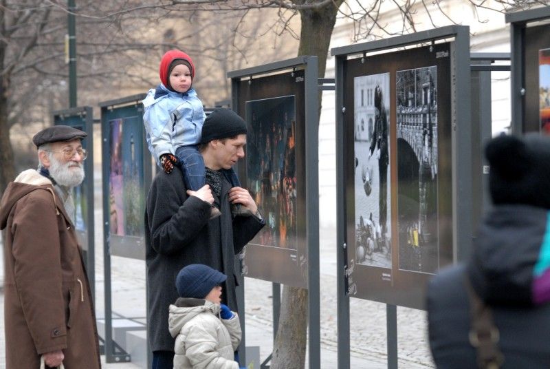 Výstava nejlepších a nejzajímavějších fotografií soutěže Plzeň říká: „Sýýýr“, kterou město vyhlásilo v minulém roce, zahájila sérii letošních venkovních expozic ve Smetanových sadech. Na jednadvaceti panelech jsou zveřejněny snímky, které zájemce zavedou k historickým památkám, ale i k romantickým zákoutím. Plzeň se na fotografiích představí také jako plnobarevná, náladová, noční, na jaře nebo na podzim. (foto: 12.3.2013)